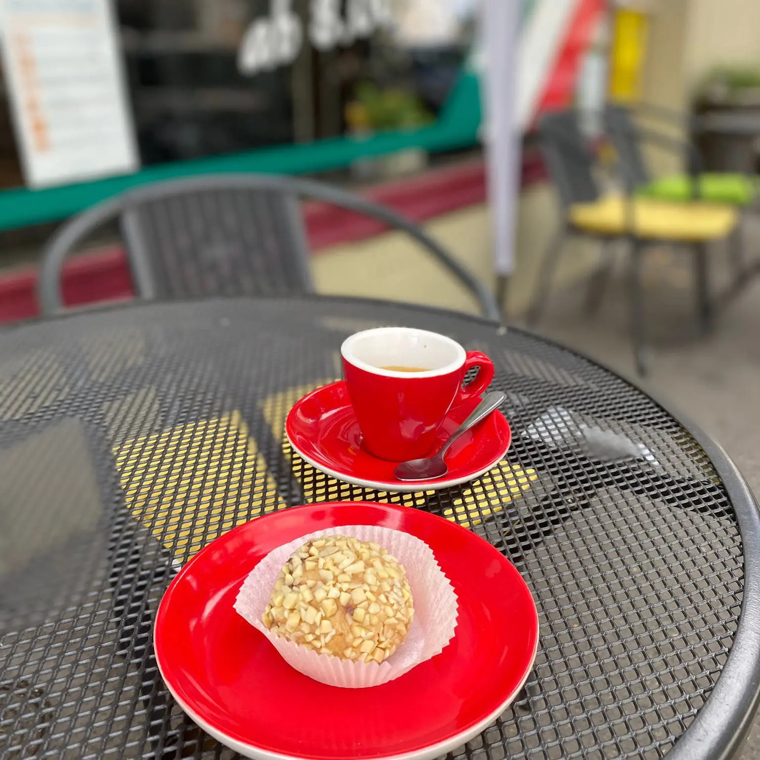 Kaffee und Snack auf einem Tisch vor der Pasteria